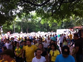 Manifestantes protestam contra a corrupção e o governo Dilma em Maringá